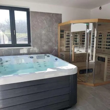 Luxury With Heated Pool, Jacuzzi & Sauna Villa