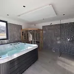 Luxury With Heated Pool, Jacuzzi & Sauna *