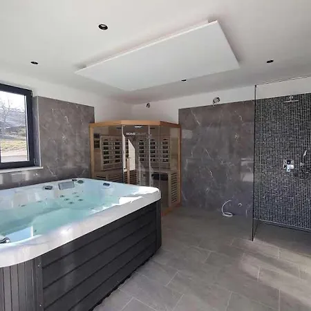 Luxury With Heated Pool, Jacuzzi & Sauna *